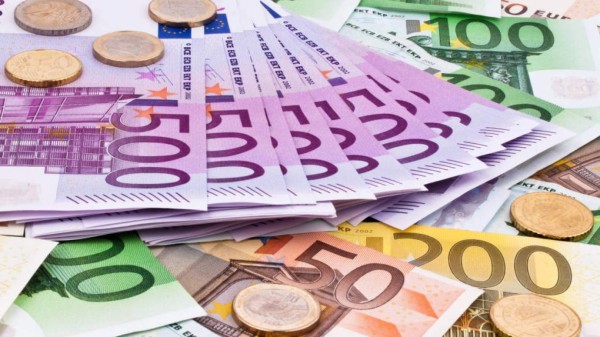 Un misterioso hombre reparte sobres con dinero en España