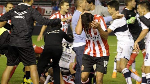 Video: Brutal pelea obliga a suspensión de partido en Argentina