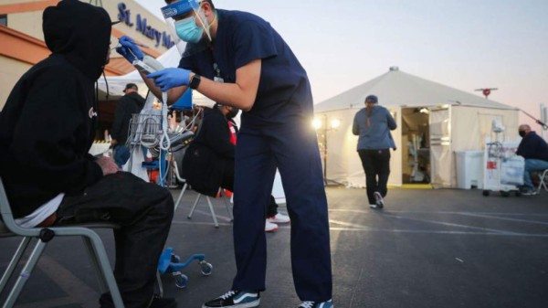 California rebasa los 2 millones de casos de covid en la víspera de Navidad