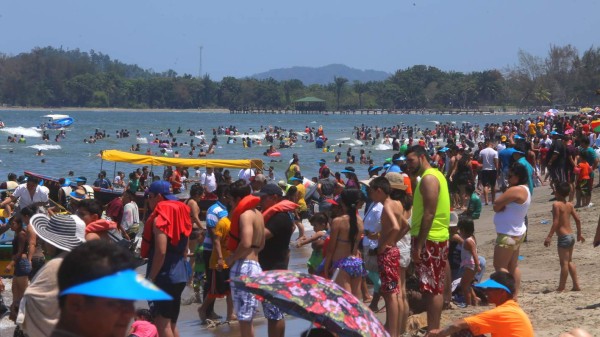 Radiante sol seduce a veraneantes en Honduras