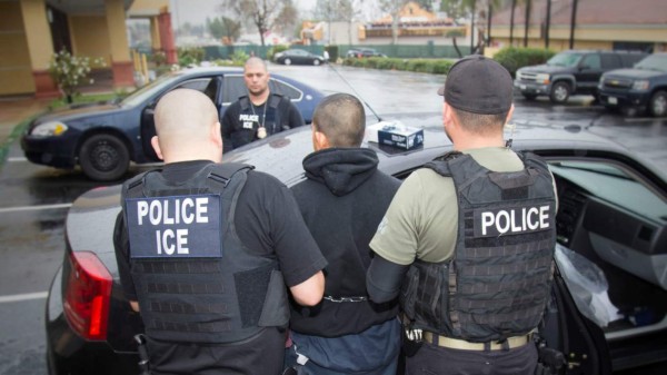 Hondureño pide ayuda a la policía y lo entregan a la 'migra'