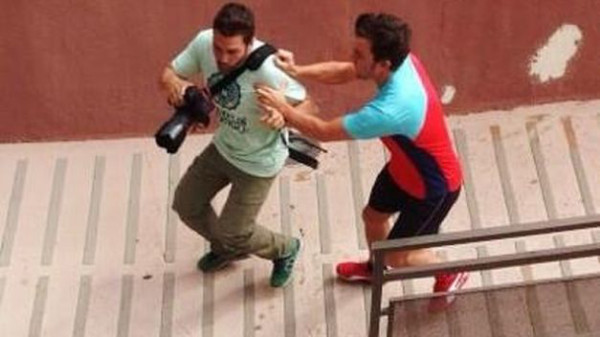 Un fotógrafo denuncia al piloto Fernando Alonso por agresión