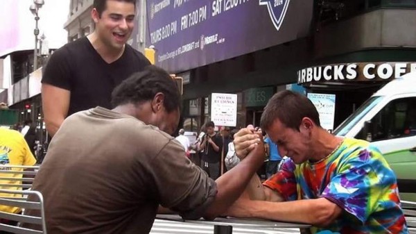 Un indigente en Nueva York da una lección de solidaridad