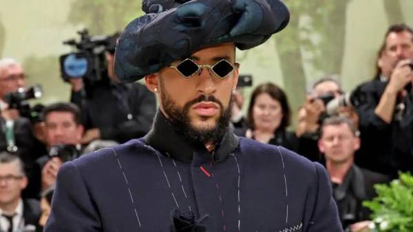 A través de prendas vibrantes, colaboraciones con firmas de lujo y un fuerte arraigo a sus raíces boricuas, Bad Bunny ha logrado consolidarse como un referente de la moda contemporánea a través de un estilo que no solo ha seducido a las marcas, sino que ha cambiado los estándares asignados en su género musical.