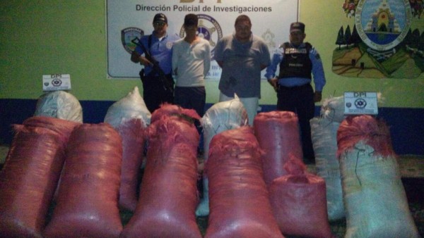 Caen dos hombres con más de 1,000 libras de marihuana en La Ceiba