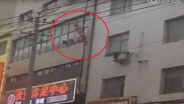 Casi muere tras huir cuando lo descubre el marido de su amante