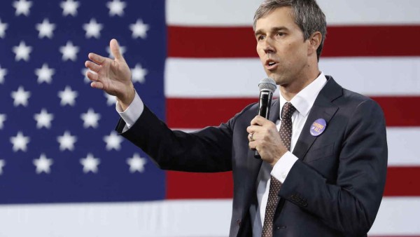 Demócrata Beto O'Rourke se reúne con migrantes en frontera México-EEUU