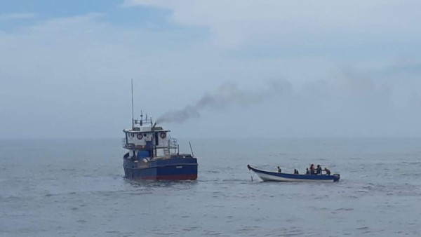 Embarcación de carga queda varada en La Ceiba