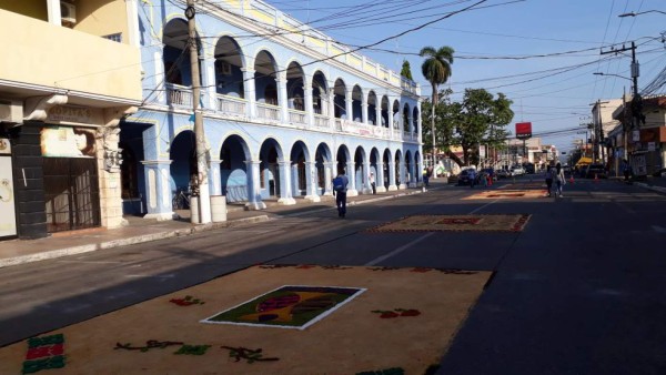 Católicos expresan devoción con coloridas alfombras de aserrín