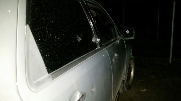 Le disparan a dos primos cuando se conducían en una camioneta