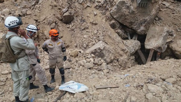 Prosigue por quinto día búsqueda de dos obreros atrapados en mina en Honduras