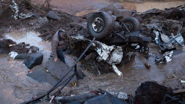 Video: Avalancha de lodo se traga un auto con todo y ocupantes en México