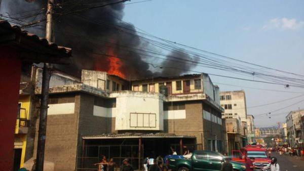 Incendio destruye viejo hotel en Comayagüela