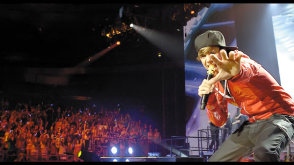 Lady Gaga llega 'incubada' en un capullo