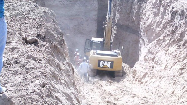 Bomberos rescatan cadáver de menor que cayó en pozo