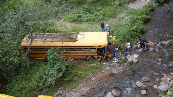 Seis personas heridas al caer a río bus interurbano en Santa Rosa de Copán