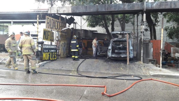 Bomberos controlan incendio en taller de Barandillas