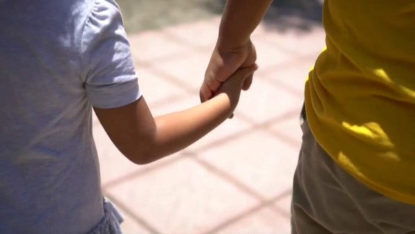 Hasta tres años de cárcel podrán enfrentar padres que saquen a sus hijos de forma irregular