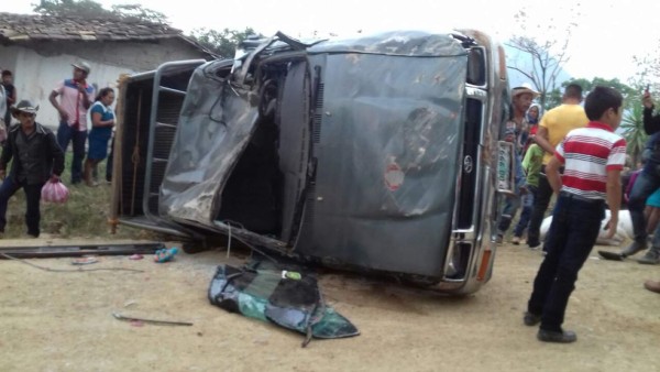Volcamiento deja un muerto y 12 personas heridas en Lempira