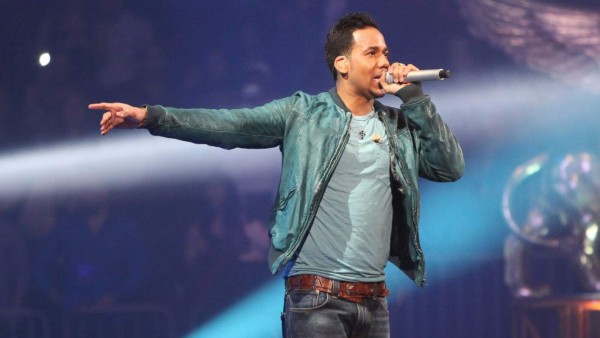 A Romeo Santos no le importa que sus fans lo acaricien