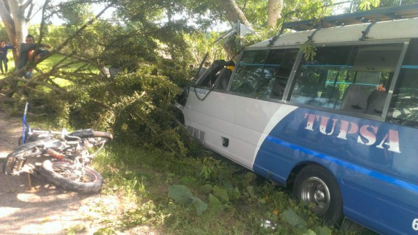Accidente de microbús deja ocho heridos en el departamento de Yoro