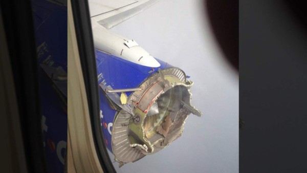 Boeing 737 pierde parte del motor en pleno vuelo tras explosión