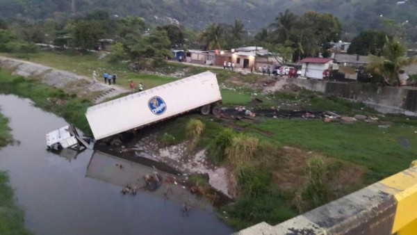 Rastra se sale de autopista y deja dos muertos en Choloma