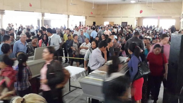 Cientos de personas velan en Choloma a los Testigos de Jehová que murieron en un accidente en San Juan de Opoa en el occidente de Honduras.