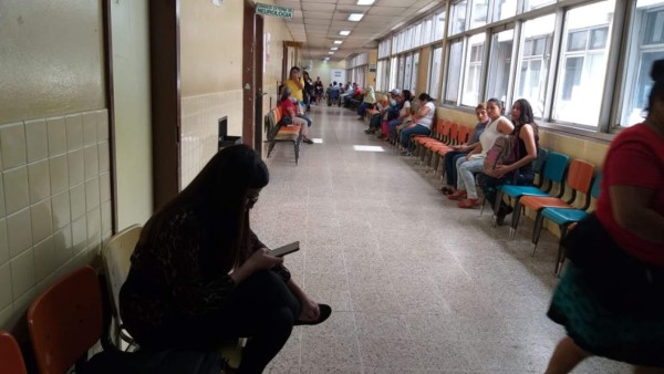 Hospitales públicos lucen abarrotados, pero atienden con normalidad