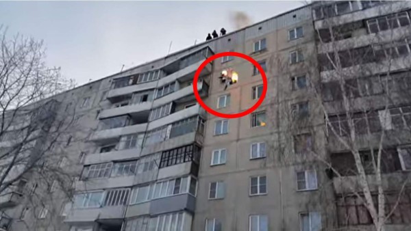 Alexander Chernikov cuando se lanza del edificio cubierto su cuerpo en llamas. Foto YouTube.