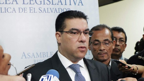 El fiscal salvadoreño destituido por Bukele presenta su renuncia