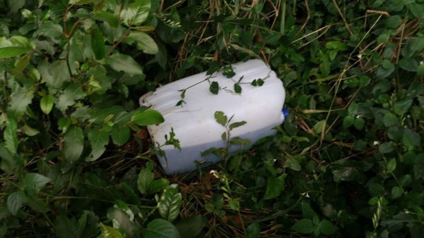 Uno de los dos drones plásticos de color blanco se encontraron en el lugar del accidente.