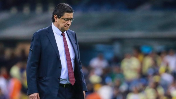 Las Chivas despiden a su entrenador Luis Fernando Tena