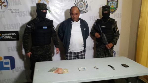 Detienen a taxista por supuesto asalto