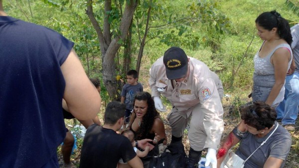 Cerca de 15 heridos tras volcar un bus en Potrerillos, Cortés