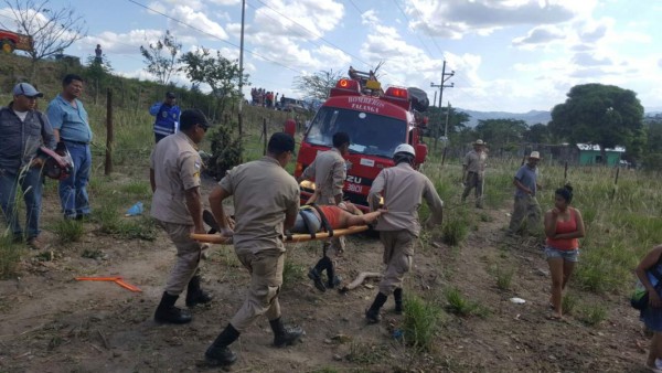 Tres muertos y siete heridos al caer un bus en hondonada