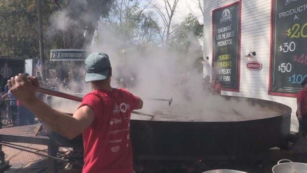 Cocinan un guiso de lentejas de 3.345 kilos en busca del récord Guinness