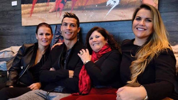CR7 compartió esta imagen en el que se le con sus dos hermanas y madre.
