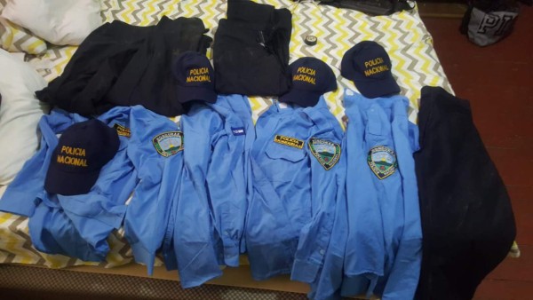 Hallan vestimenta policial y fusiles AK-47 y AR-15 a una mujer en Tela  