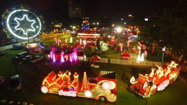 El colorido y diversión en las villas encienden el espíritu navideño