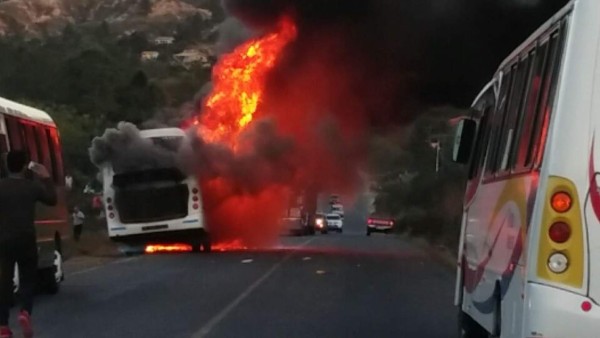 Bus se incendia tras chocar con motocicleta en Morocelí