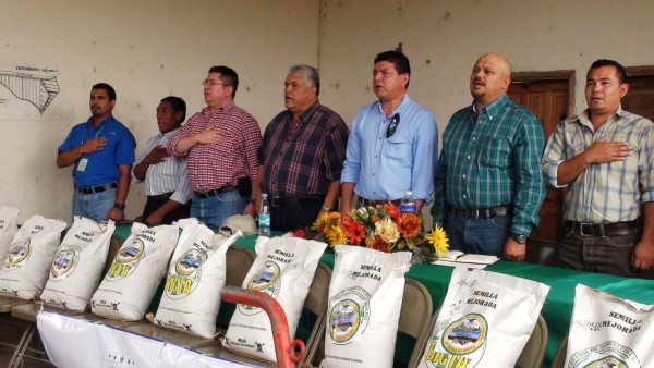 Entregan 400 bonos de semilla de frijol en El Paraíso, Honduras