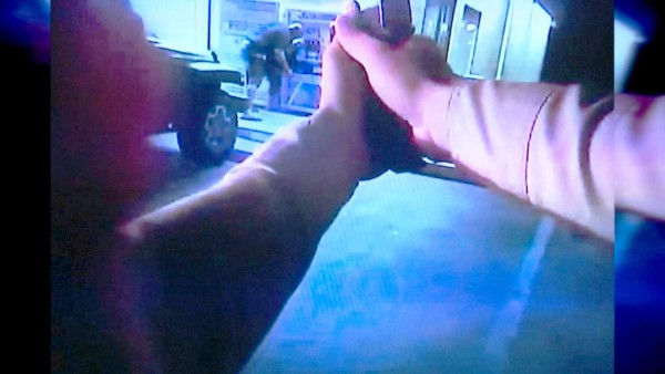 Policía mata a hombre que amenazaba a su esposa con pistola