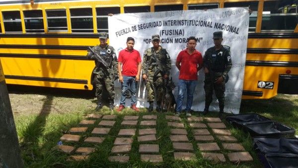 Decomisan un cargamento de supuesta droga en un bus en Omoa