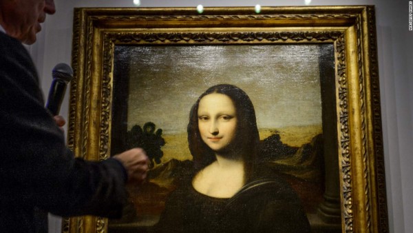 Visitors take pictures in frront of Mona Lisa after it was returned at its place at the Louvre Museum in Paris on October 7, 2019. - Leonardo da Vinci's masterpiece, the 'Mona Lisa,' returned to her usual spot in Paris' Louvre Museum on October 7 following a two-month renovation for the gallery housing the world's most famous painting. (Photo by ERIC FEFERBERG / AFP)