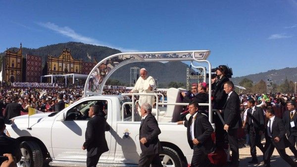 El Papa denuncia en Chiapas cómo se ha despojado y excluido a los indígenas