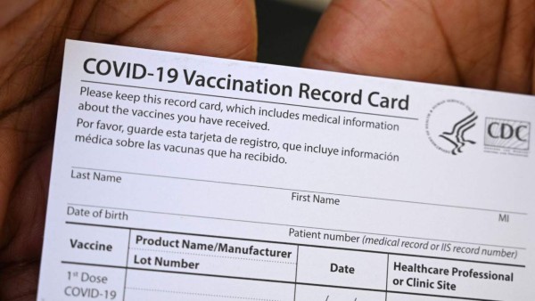 Acusan a una mujer por vender falsos carnets de vacunación contra covid-19