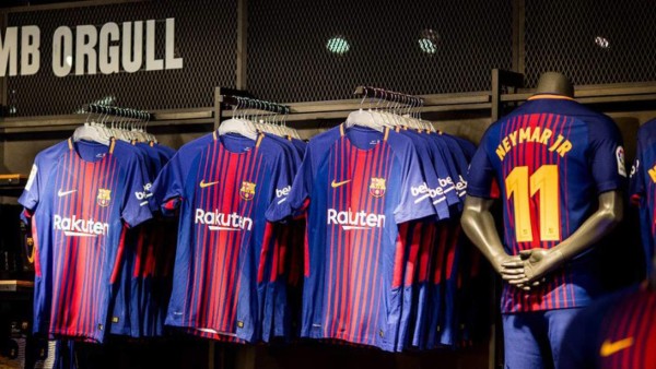 El Barcelona dona prendas deportivas y material del club a la Cruz Roja  