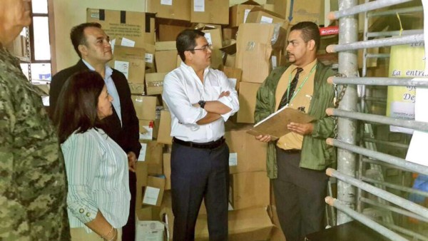 Presidente Hernández supervisa entrega de medicinas
