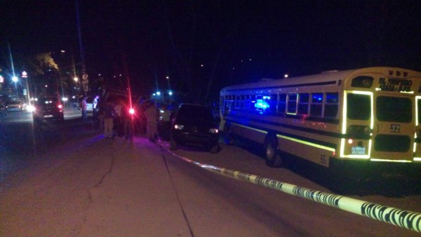 Muere cuando cambiaba la llanta de un bus
